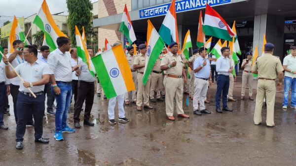 टाटानगर स्टेशन से गाजे-बाजे के साथ निकाली गयी तिरंगा यात्रा, सभी विभाग हुए शामिल