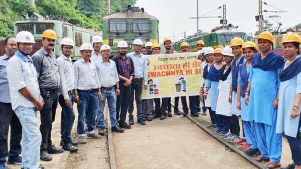 टाटानगर विद्युत लोको शेड परिसर में श्रमदान कर रेलकर्मियों ने की सफाई