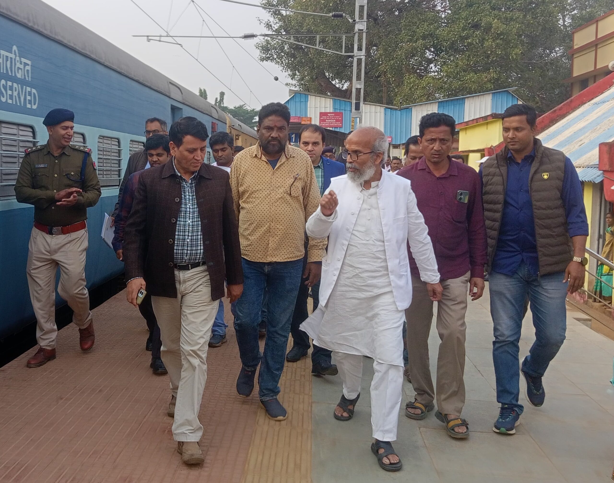 Drm Kharagpur inspected the Betnoti and Balasore station