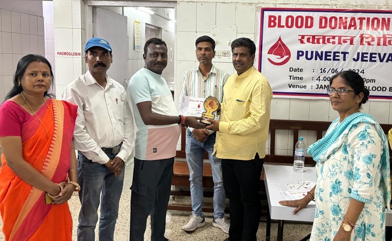 पुनीत जीवन ने जमशेदपुर ब्लड बैंक में लगाया 10वां शिविर, 41 यूनिट रक्तदान