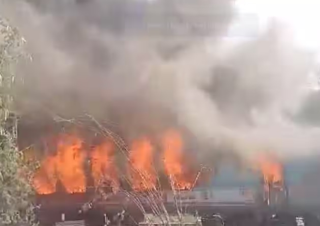 Taj Express Fire : दिल्ली में चलती ट्रेन में लगी आग, दो बोगियां जलकर राख, सभी यात्री सुरक्षित