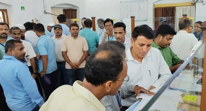 KHARAGPUR  : खड़गपुर डीआरएम ने  संयुक्त क्रू लॉबी-रनिंग रूम व नीमपुरा का किया निरीक्षण