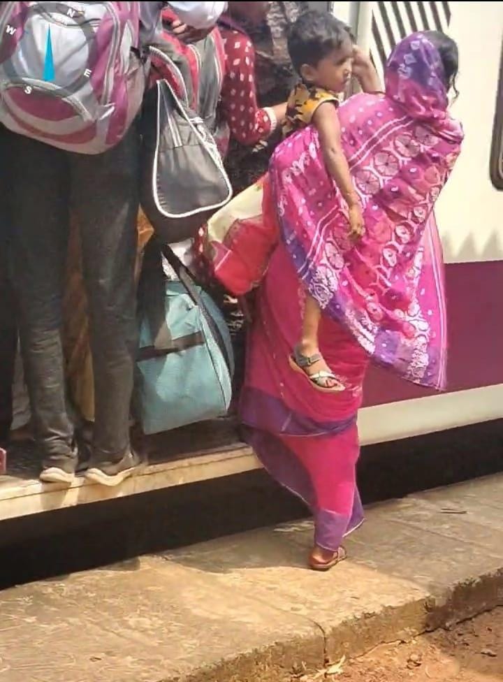 दीघागामी लोकल ट्रेनों में उमड़ रही भारी भीड़, यात्रियों में बढ़ रहा आक्रोश