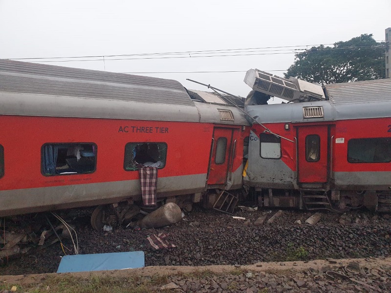 Mumbai Mail Accident : मुंबई मेल हादसे में दो लोगों की मौत की पुष्टि, 20 घायल, 18 डिब्बे पटरी से उतरे