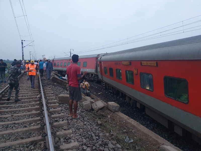 Mumbai Mail Accident : मुंबई मेल हादसे में दो लोगों की मौत की पुष्टि, 20 घायल, 18 डिब्बे पटरी से उतरे