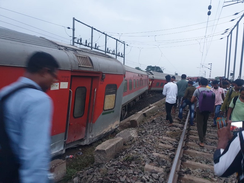 Mumbai Mail Accident : मुंबई मेल हादसे में दो लोगों की मौत की पुष्टि, 20 घायल, 18 डिब्बे पटरी से उतरे