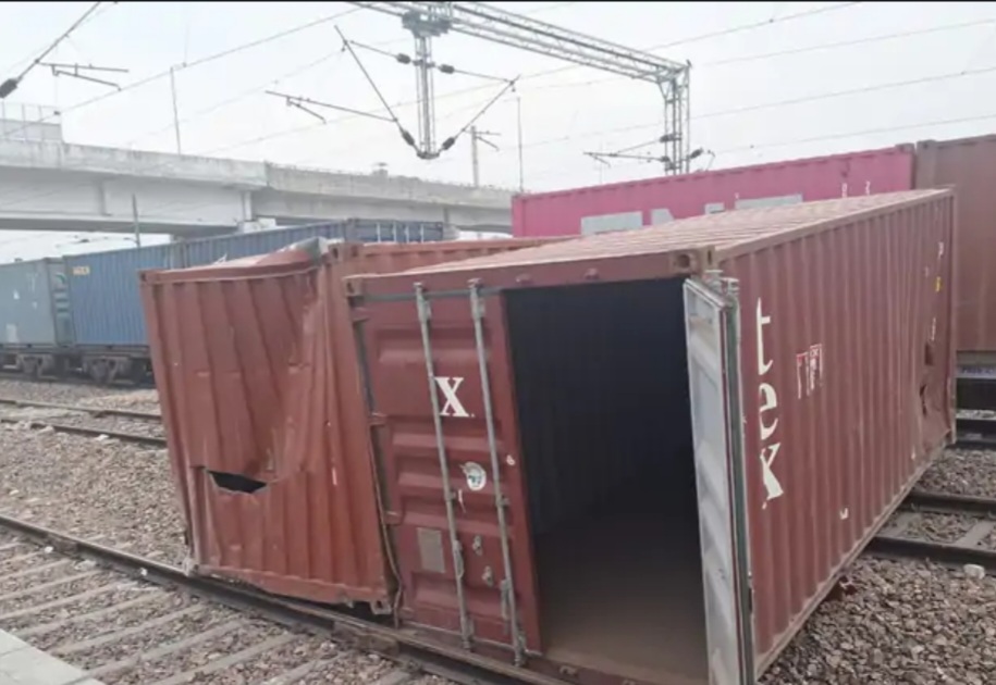 करनाल में ट्रेन हादसा : चलती मालगाड़ी से गिरे आठ कंटेनर, तीन किमी तक रेलवे ट्रैक टूटा, अमृतसर रेल सेवा प्रभावित