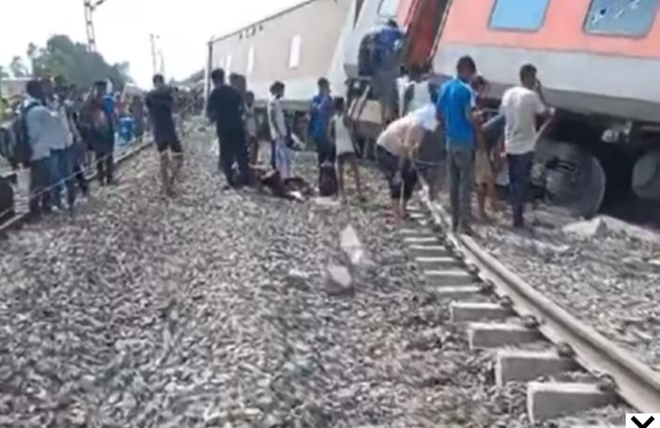 'Train Derail' in 'UP': गोंडा में चंडीगढ़-डिब्रूगढ़ एक्सप्रेस के कई डिब्बे पटरी से उतरे, चार की मौत, 20 जख्मी