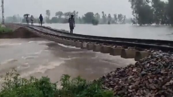 Pilibhit : भ्रष्टाचार की खुली पोल !, कुछ माह पहले बनी पुलिया पानी में बही, हवा में झूल रहा रेल ट्रैक