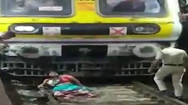 MUMBAI : महिला यात्री की जान बचाने के लिए पायलट ने रिवर्स में चलायी ट्रेन, दोनों पैर कटे