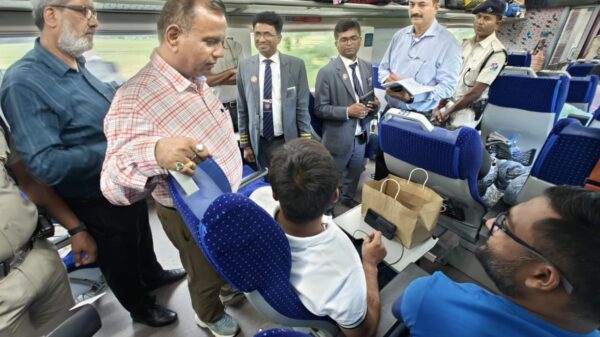 SER : रेलवे के जीएम ने हावड़ा-रांची वंदे भारत एक्सप्रेस में यात्रियों से पूछा उनका यात्रा अनुभव