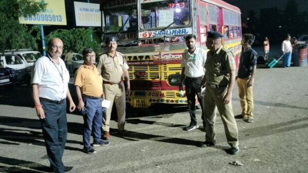 KHARAGPUR : रेलवे ने यात्रियों के लिए संतरागाछी से हावड़ा के बीच चलायी निःशुल्क शटल बस सेवा