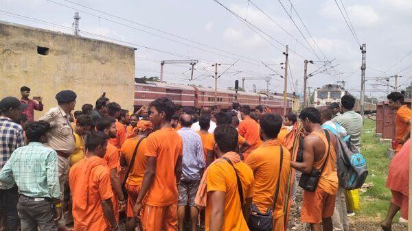 Mumbai Mail Accident : टाटानगर में यात्रियों के हंगामे के बाद झुका रेल प्रशासन, दक्षिण बिहार एक्सप्रेस को बदले मार्ग से किया रवाना