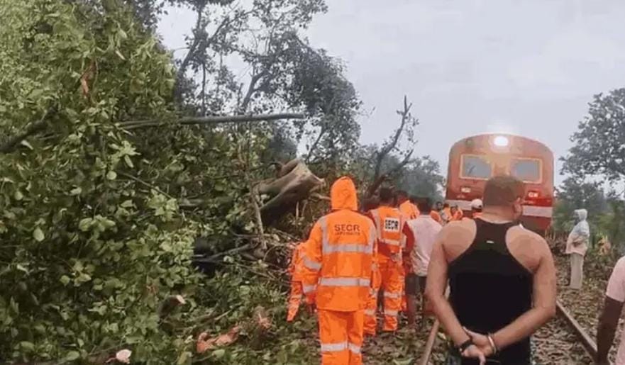 Trains_derailed : भुवनेश्वर में मालगाड़ी बेपटरी, छत्तीसगढ़ में इंजन पेड़ से टकराया