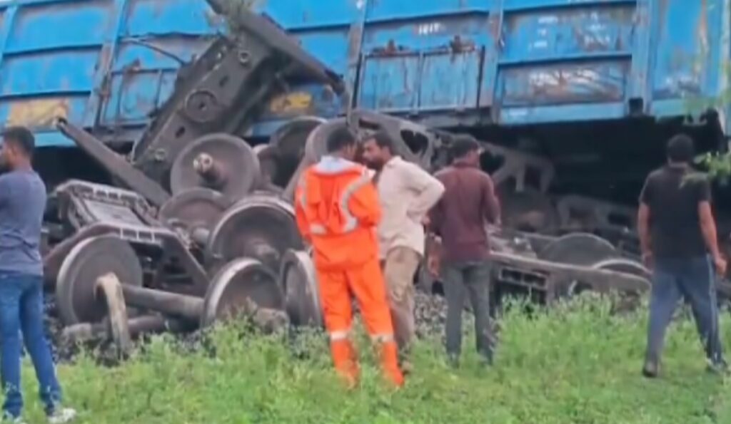 हादसों की रेल : अब दमोह में पटरी से उतरी मालगाड़ी, जनहानि नहीं, दोनों लाइन से परिचालन ठप