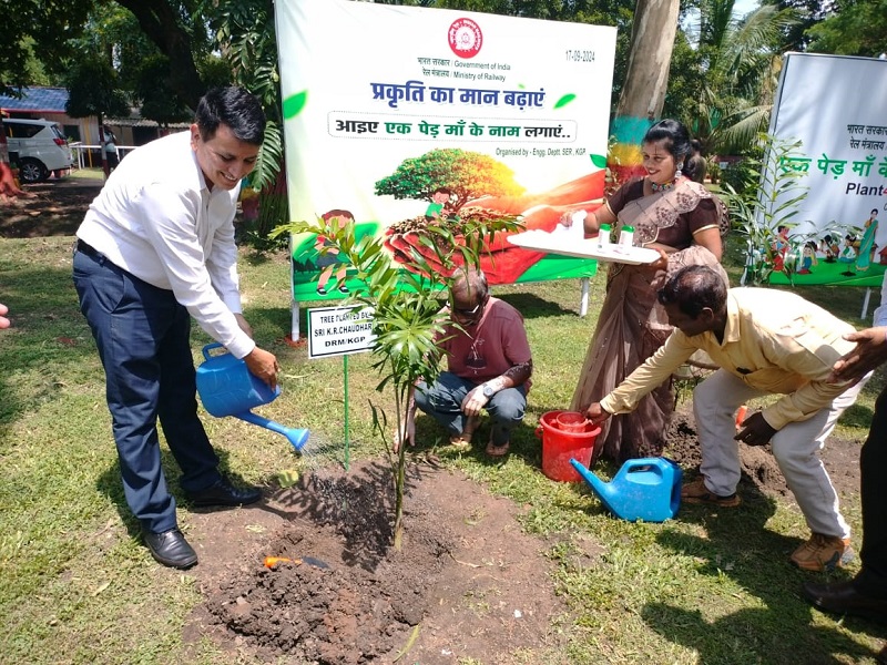 KHARAGPUR : डीआरएम ने अधिकारियों और कर्मचारियों को “स्वभाव स्वच्छता, संस्कार स्वच्छता” की दिलायी शपथ