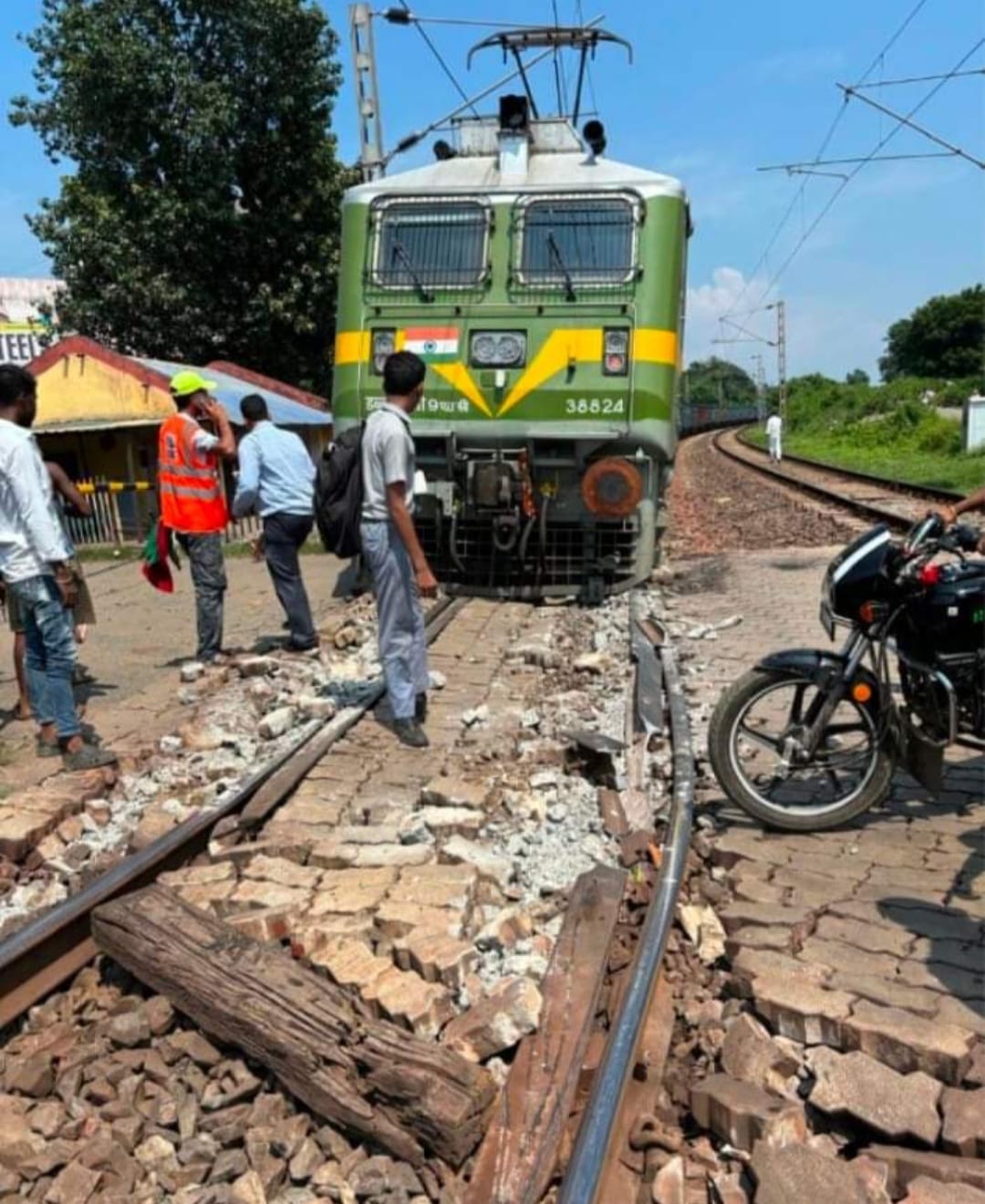 JHARKHAND : चांडिल रेलवे फाटक के पास मालगाड़ी का बैक इंजन बेपटरी, लाइन बंद