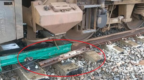 Train Accident : कटिहार-मालदा सेक्शन पर ओपन मिला फिशप्लेट, बेंगलुरु-गुवाहाटी एक्सप्रेस पलटने से बची, जेई समेत दो रेलकर्मी बर्खास्त