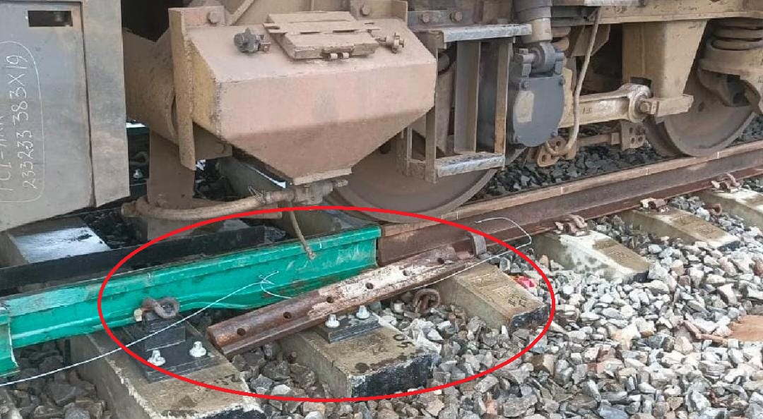 Train Accident : कटिहार-मालदा सेक्शन पर ओपन मिला फिशप्लेट, बेंगलुरु-गुवाहाटी एक्सप्रेस पलटने से बची, जेई समेत दो रेलकर्मी बर्खास्त