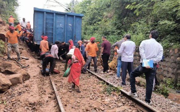 PRAYAGRAJ. चोपन-चुनार रेल खंड पर भूस्खलन, पहाड़ के मलबा से मालगाड़ी का इंजन बेपटरी