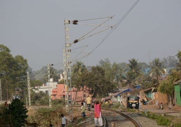 टाटा-बादाम पहाड़ सेक्शन में एलसी गेट पर सप्ताह में 25 घंटे अतिरिक्त ड्यूटी कर रहे गेटमेन