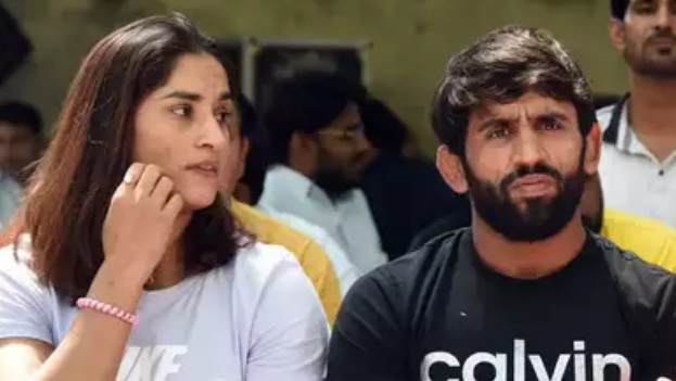 Breaking News : Vinesh Phogat ने रेलवे की नौकरी को किया टाटा, जाने एक्स पर क्या कहा ....