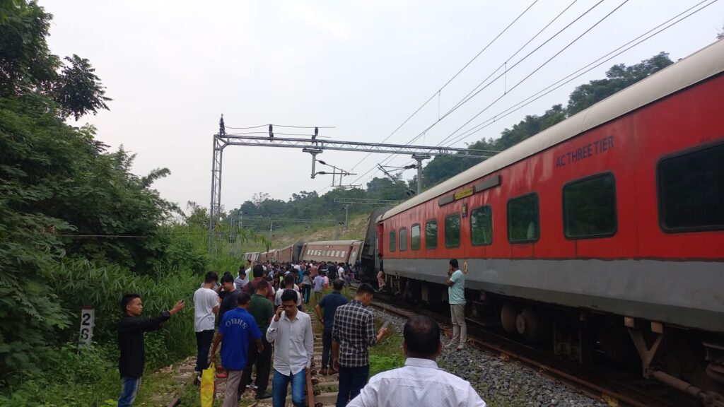 Agartala-LTT Express derailed : पहाड़ी सेक्शन में दिबालोंग के समीप इंजन समेत 08 डिब्बे पटरी से उतरे