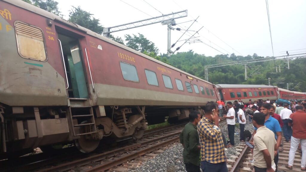 Agartala-LTT Express derailed : पहाड़ी सेक्शन में दिबालोंग के समीप इंजन समेत 08 डिब्बे पटरी से उतरे