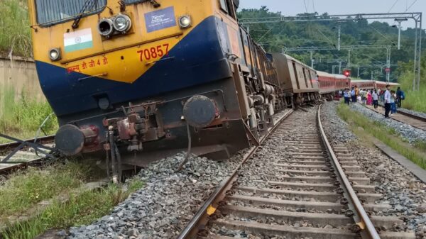 Agartala-LTT Express derailed : पहाड़ी सेक्शन में दिबालोंग के समीप इंजन समेत 08 डिब्बे पटरी से उतरे