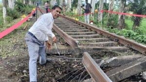 झारखंड के साहिबगंज में आधी रात को बम विस्फोट कर रेलवे ट्रैक उड़ाया, बड़ा हादसा टला