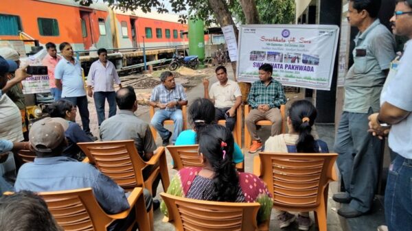 संतरागाछी में लगी रेल चौपाल, सफाई को लेकर जागरूकता फैलाने का दिया संदेश