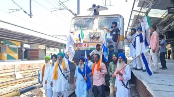 Farmers Protest : पंजाब और हरियाणा में किसानों ने 36 स्थानों पर ट्रेनों को रोका, कई ट्रेनें डाइवर्ट की गयी