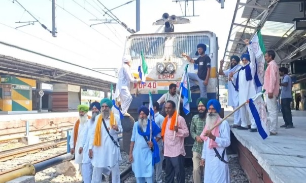 Farmers Protest : पंजाब और हरियाणा में किसानों ने 36 स्थानों पर ट्रेनों को रोका, कई ट्रेनें डाइवर्ट की गयी