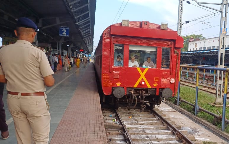 पूर्व मध्य रेलवे के महाप्रबंधक ने किया विंडो ट्रेनिंग निरीक्षण, रक्सौल में लोगों ने समस्याएं बतायी