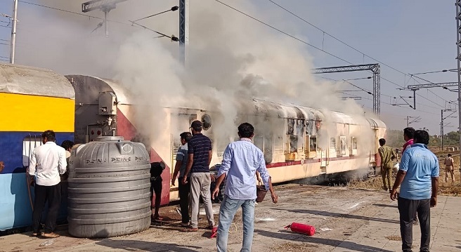 Jodhpur : लूणी जंक्शन पर खड़े कैंपिंग कोच में लगी आग, इंजीनियर बना रहे थे खाना