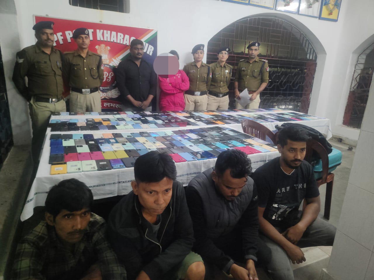 KHARAGPUR : ट्रेन के एसी कोच से चोरी के 302 मोबाइल बरामद, RPF ने बड़े गिरोह को किया भंडाफोड़