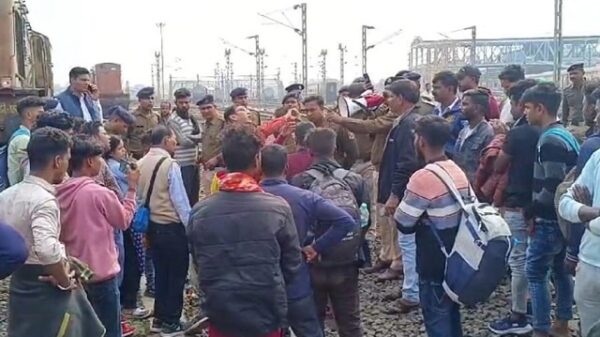 HOWRAH : ट्रेन रद्द होने की घोषणा पर यात्रियों ने शालीमार स्टेशन पर किया प्रदर्शन