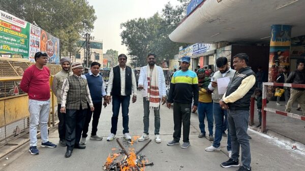 ALIGARH : सीनियर डीसीएम का फूंका पुतला, महिला प्रताड़ना में फंसे CMI पर कार्रवाई नहीं होने से आक्रोश