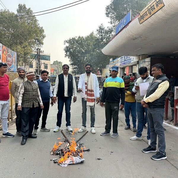 ALIGARH : सीनियर डीसीएम का फूंका पुतला, महिला प्रताड़ना में फंसे CMI पर कार्रवाई नहीं होने से आक्रोश