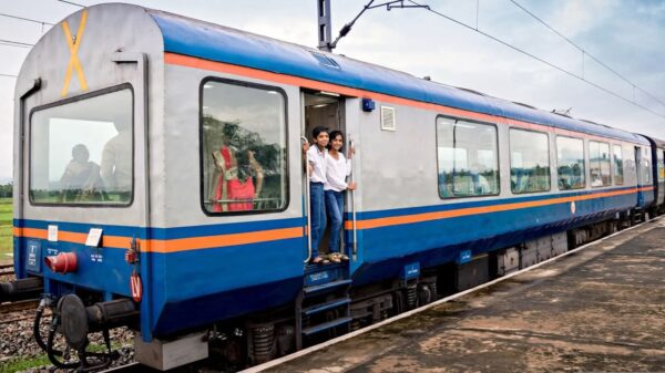 Railway ने आसनसोल-हटिया इंटरसिटी एक्सप्रेस से हटाया Vistadome Coach, जानें इसके पीछे का कारण