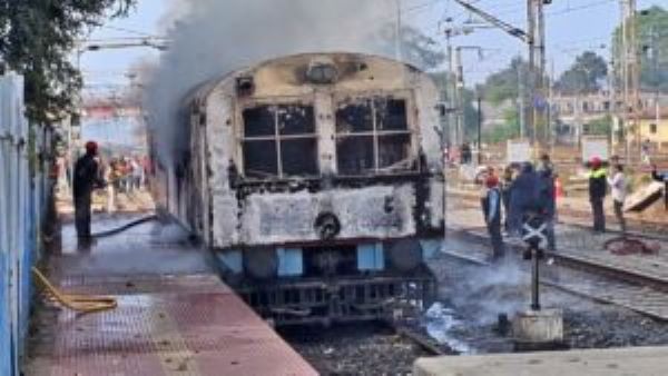 Jharkhand Burning Train: गढ़वा रोड रेलवे स्टेशन पर Inspection Train में लगी भयंकर आग, कई ट्रेनों का परिचालन प्रभावित