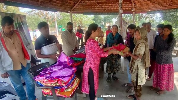 AHMEDABAD : रेल प्रशासन और SAVE EARTH की पहल से खिल उठे गरीबों के चेहरे, लोगों में बांटे गये गर्म कपड़े