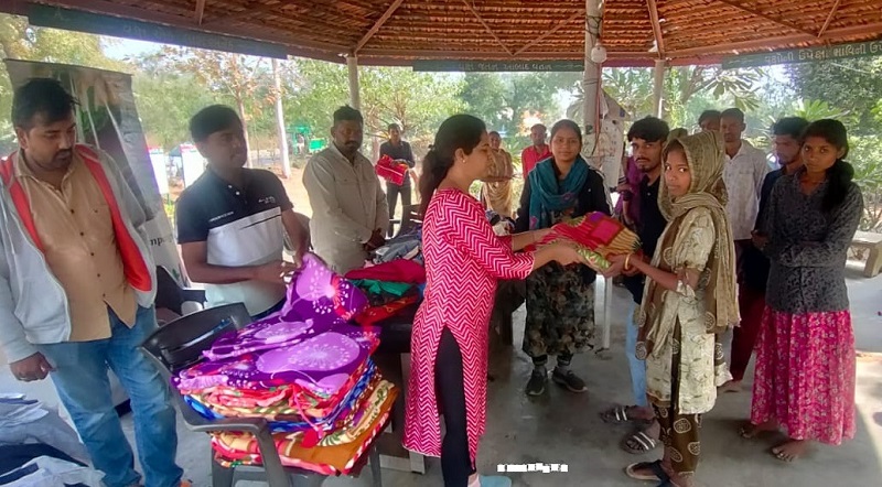 AHMEDABAD : रेल प्रशासन और SAVE EARTH की पहल से खिल उठे गरीबों के चेहरे, लोगों में बांटे गये गर्म कपड़े