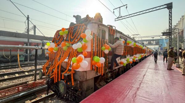 Pravasi Bharatiya Express : प्रधानमंत्री ने प्रवासी भारतीयों के लिए विशेष पर्यटक ट्रेन ‘प्रवासी भारतीय एक्सप्रेस’को दिखायी हरी झंडी, आठ राज्यों की करायेगी सैर, पटना और गया भी जायेगी